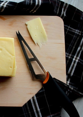 Pomocnik w walce z przywierającymi plasterkami - Nóż do sera