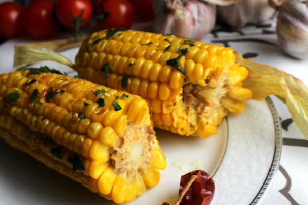 Grillowana kukurydza z masłem chilli i pietruszką