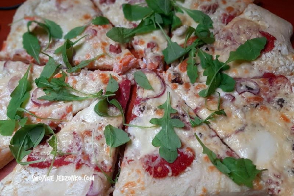 Pizza Bianca z białym sosem i dodatkami