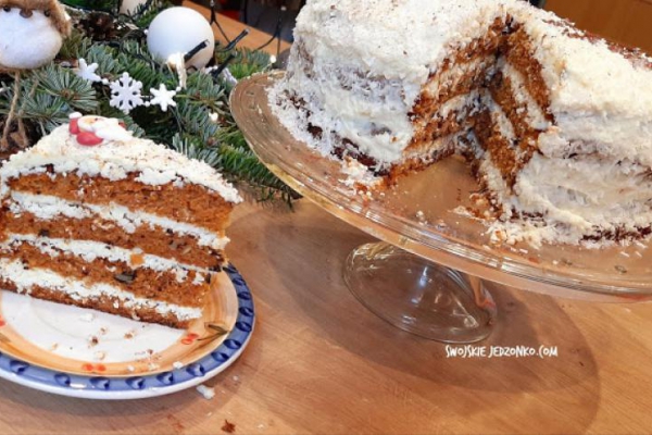 Zimowy tort marchewkowo - piernikowy z bakaliami i białą czekoladą