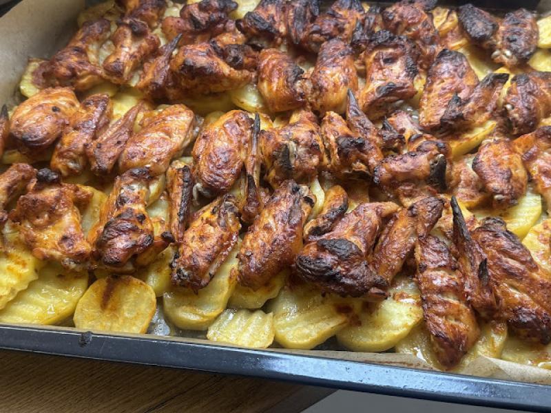 Jogurtowe skrzydełka pieczone na ziemniaczkach