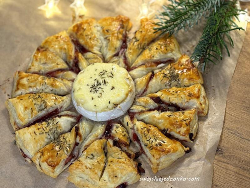 Śnieżynka z żurawiną, camembertem i boczkiem