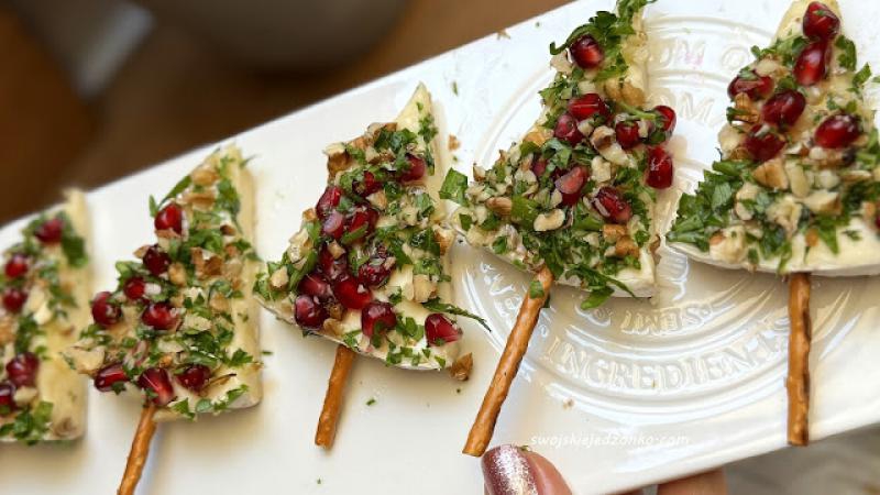 Trójkąty z sera camembert z granatem i orzechami