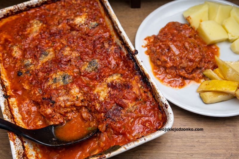 Schab w cebulowo pomidorowym sosie z gorgonzolą