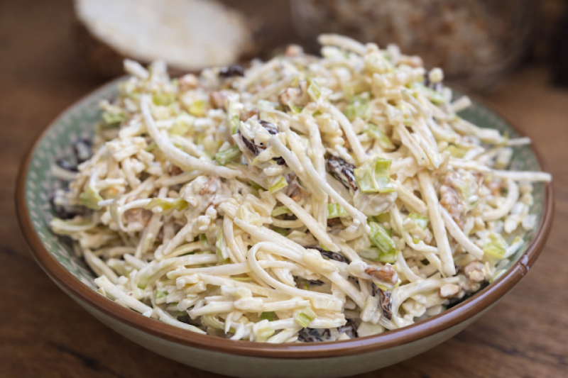 Sałatka z selera i jabłka z rodzynkami i orzechami