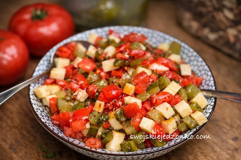 Sałatka z pomidorów i ogórków kiszonych z wędzonym serem