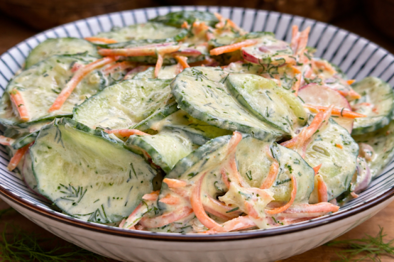 Surówka chrupiąca z ogórka i marchewki