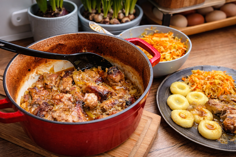 Żeberka pieczone z cebulką