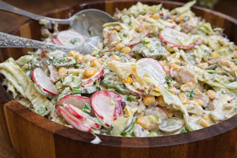 Chrupiąca sałatka z młodą kapustą