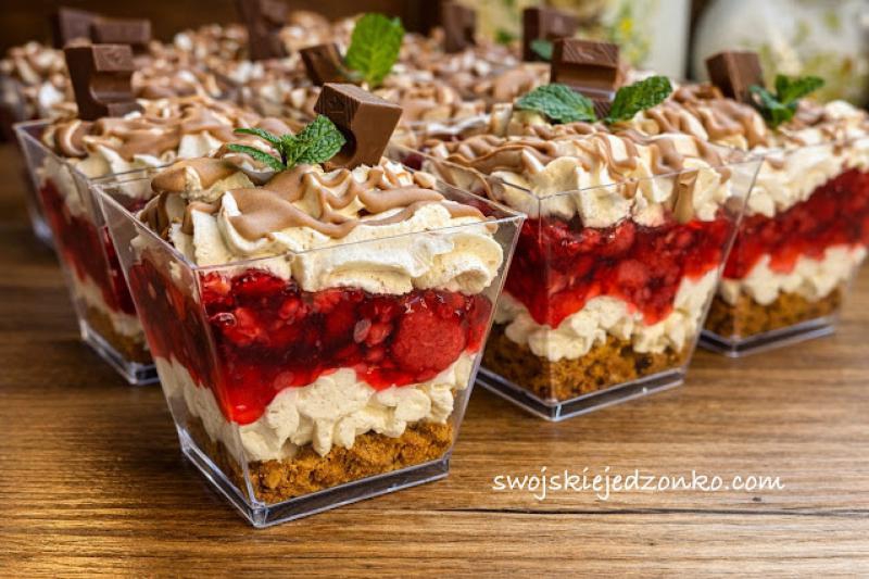 Mini deserki z kinder czekoladą i malinami