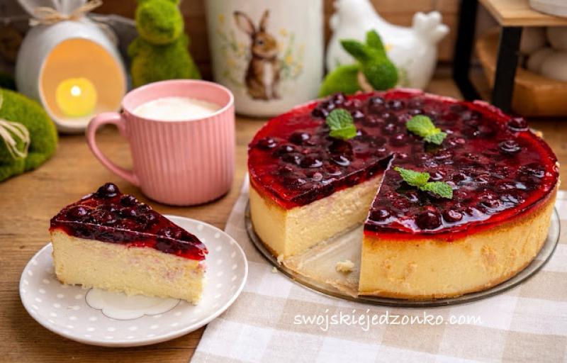 Sernik z mlekiem skondensowanym i wiśniami