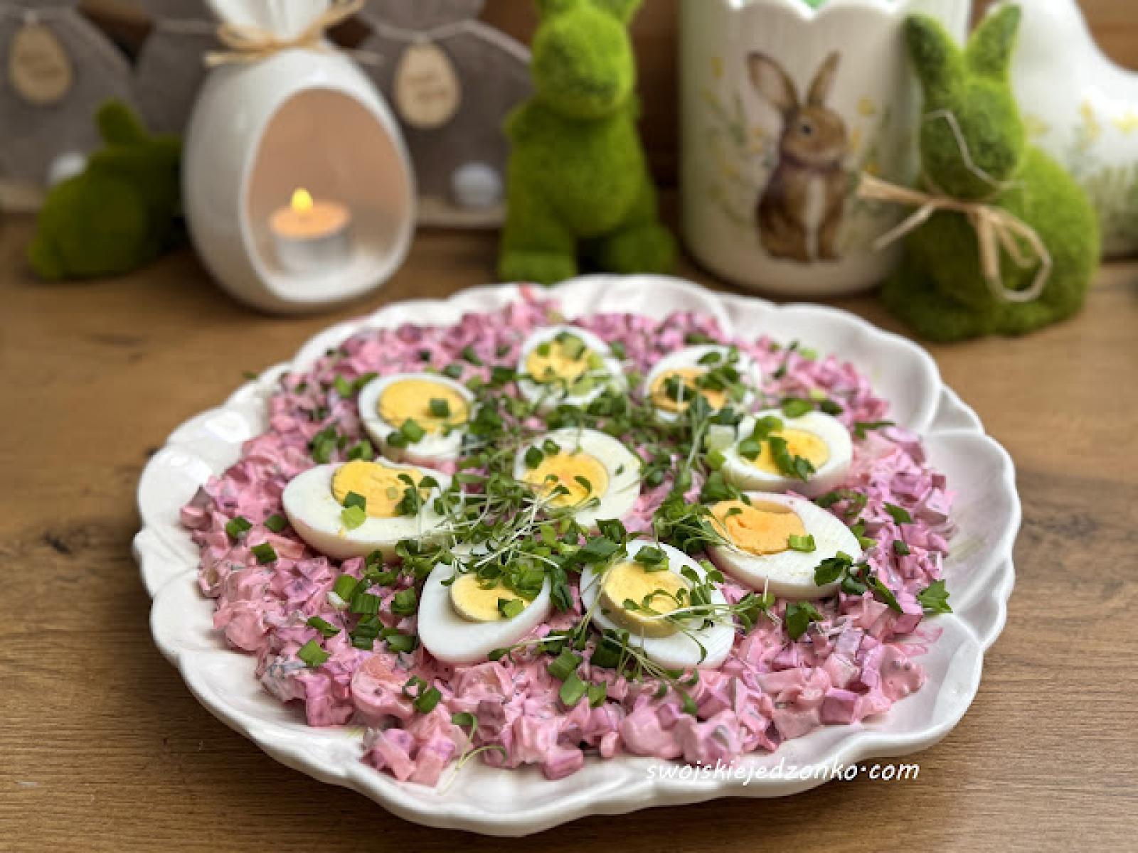 Jajka na sałatce buraczkowej
