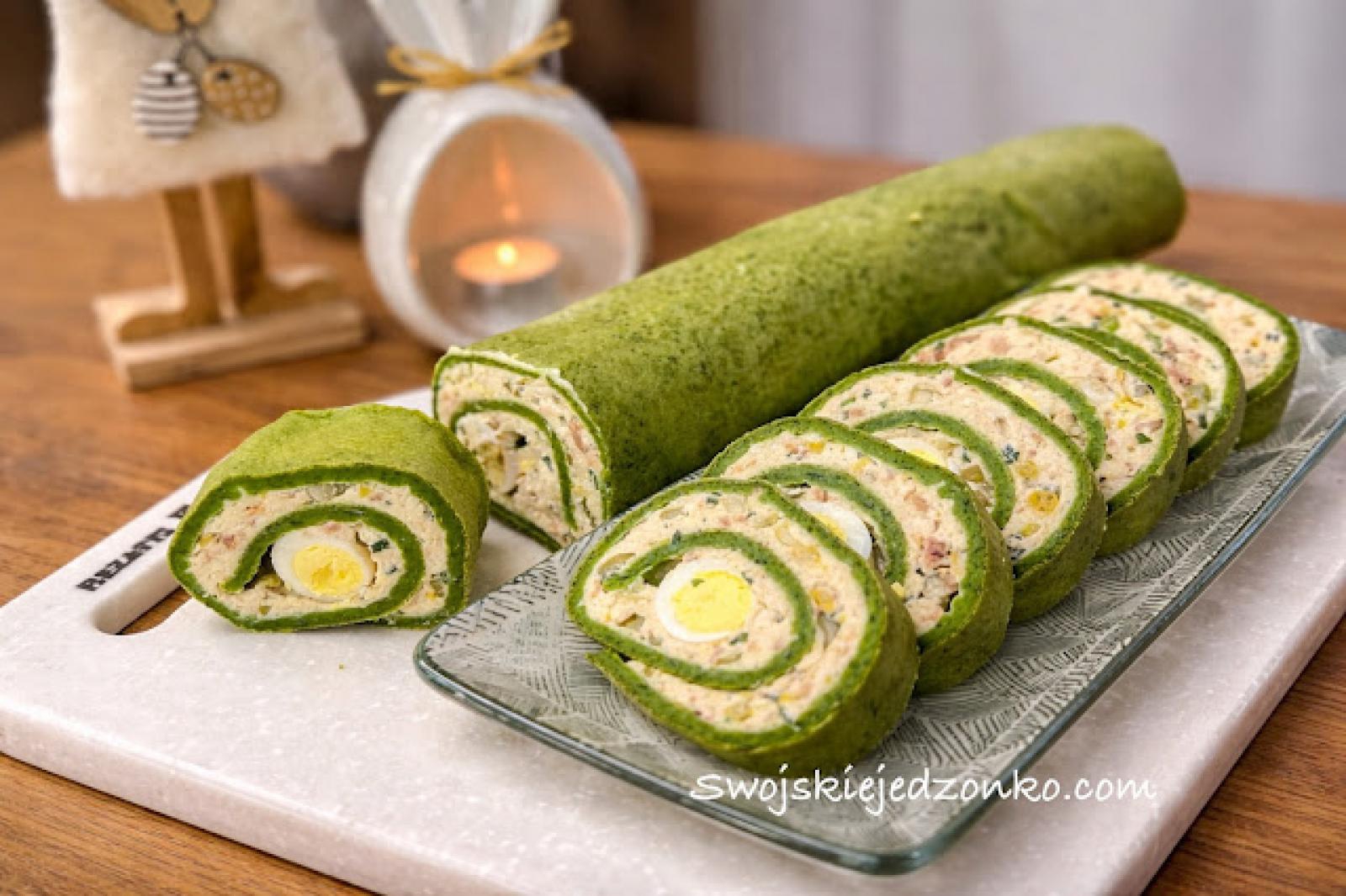 Rolada szpinakowa z sałatką z tuńczyka i jajeczkami