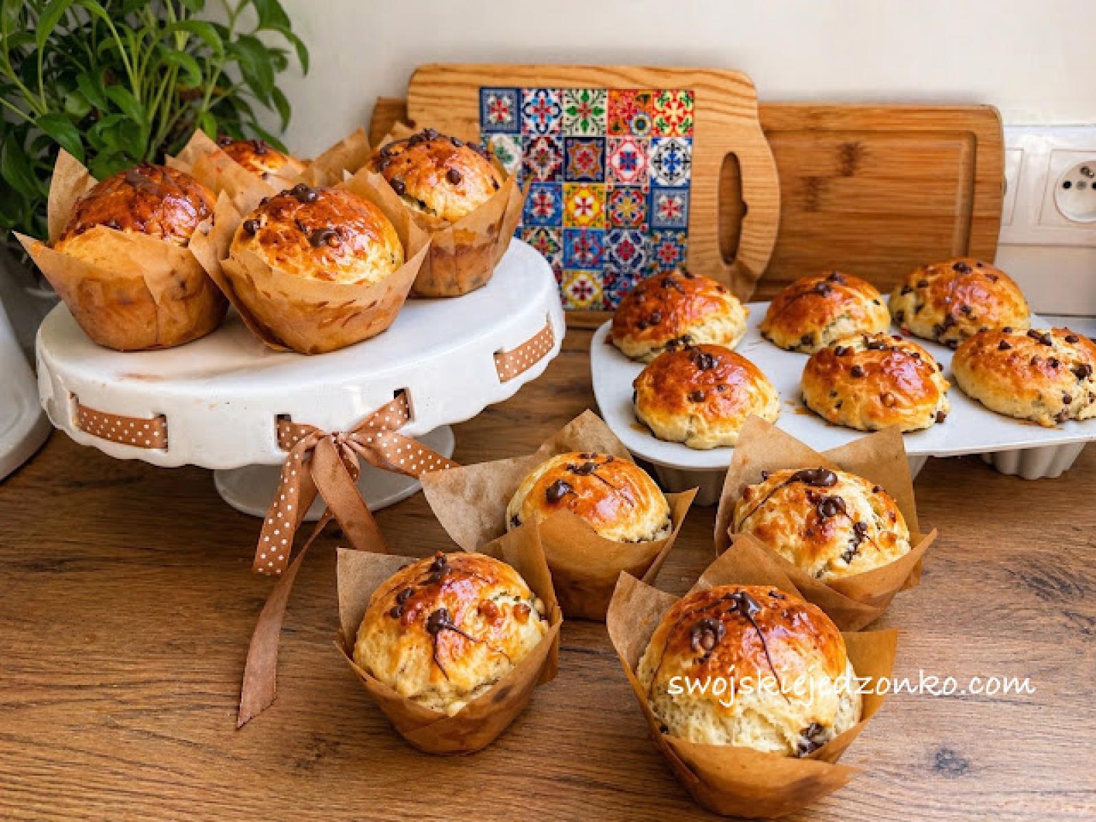 Babeczki drożdżowe z czekoladą i nutellą