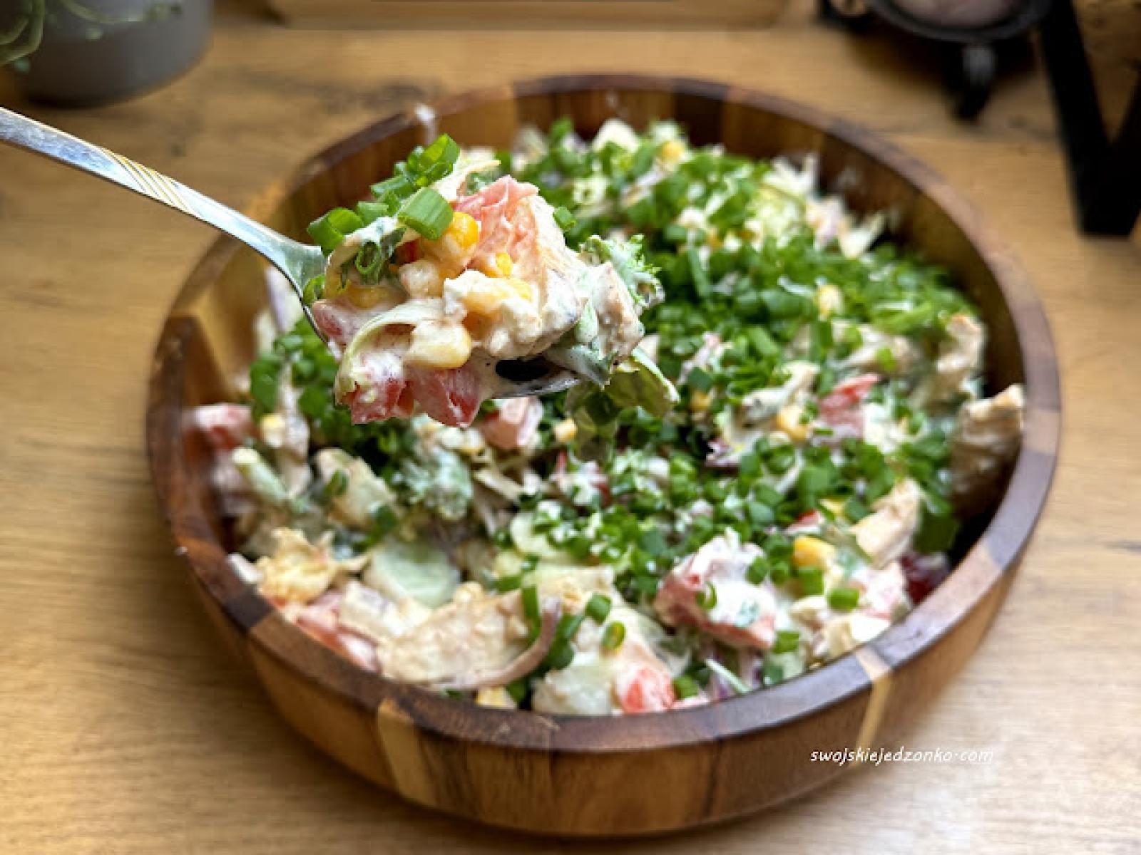 Sałatka z kurczakiem i sosem jogurtowym