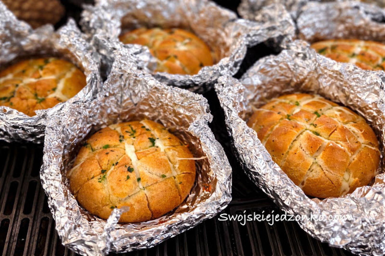 Kajzerki na grilla z serem i masłem ziołowym