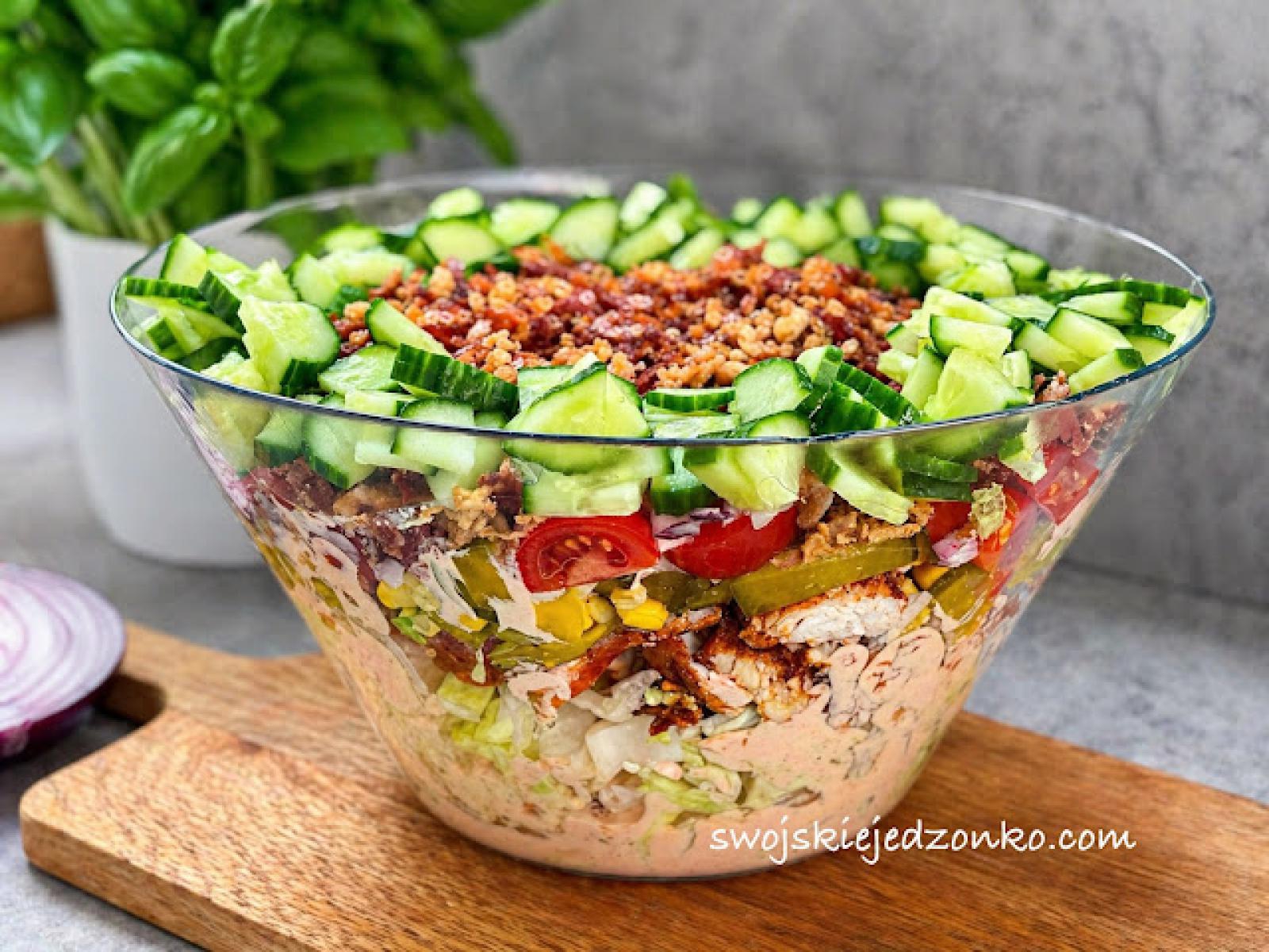 Sałatka z kurczakiem, boczkiem i sosem tysiąca wysp