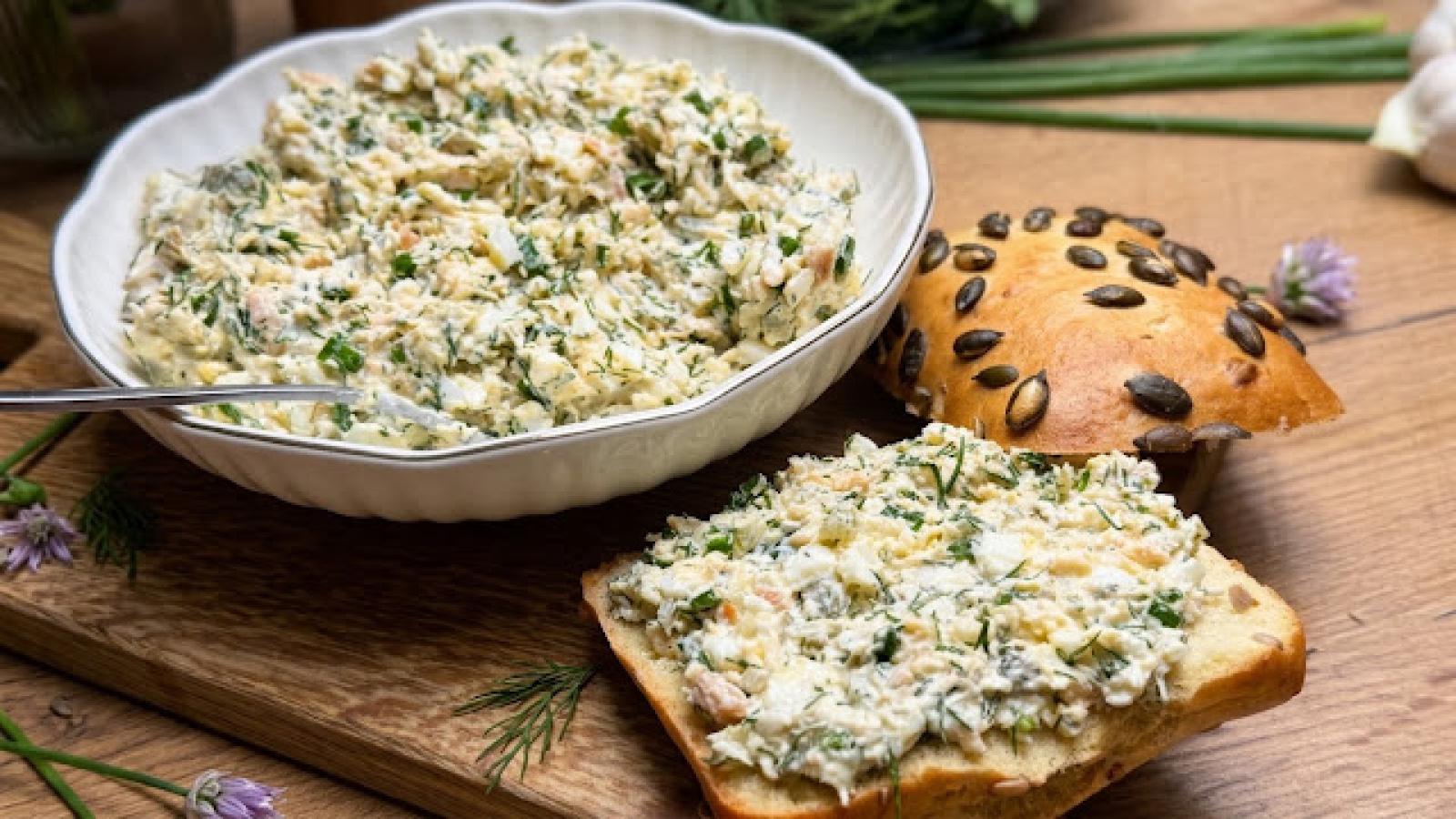 Pasta kanapkowa z łososiem i koperkiem