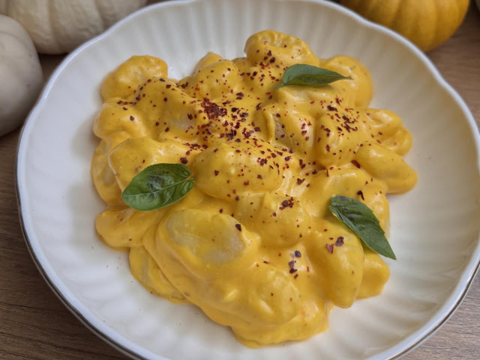 Gnocchi w kremowym sosie dyniowym z fetą