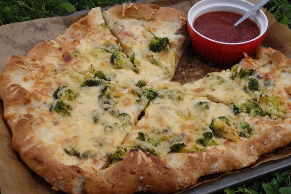 Pizza orkiszowa z brokułem i serami