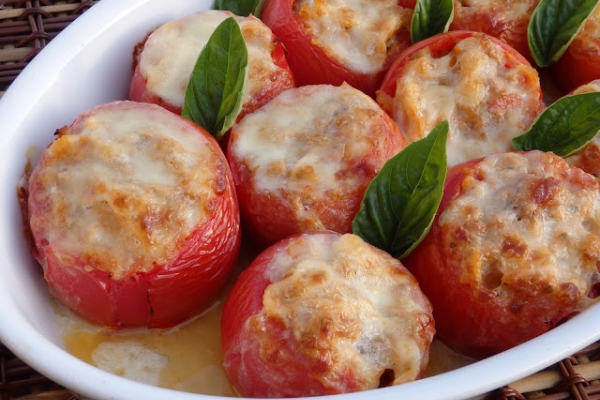 Zapiekane pomidory faszerowane mięsem i makaronem