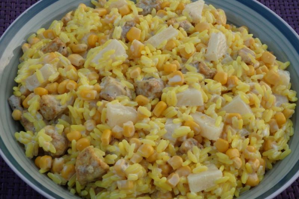 Żółta sałatka ryżowa z kurczakiem