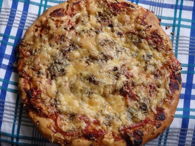 Pizza z pieczarkami i serem pleśniowym