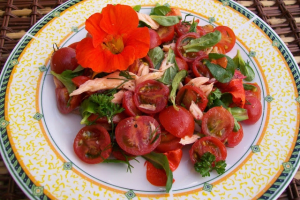 Sałatka z wędzonym łososiem i pomidorkami