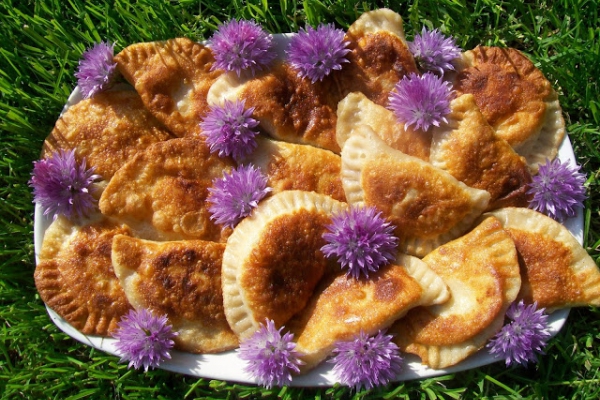 Pierogi z serem i kwiatami szczypiorku odsmażane na oleju rzepakowym
