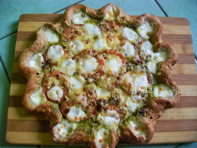 Pełnoziarnista pizza z bazyliowym pesto, mozarrellą i pomidorami