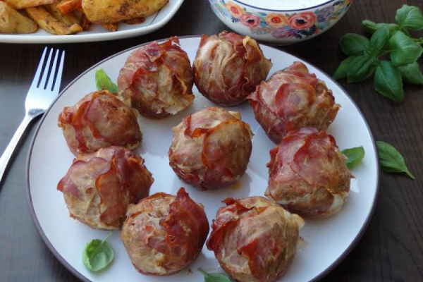 Mięsne muffinki z suszonymi pomidorami i mozzarellą