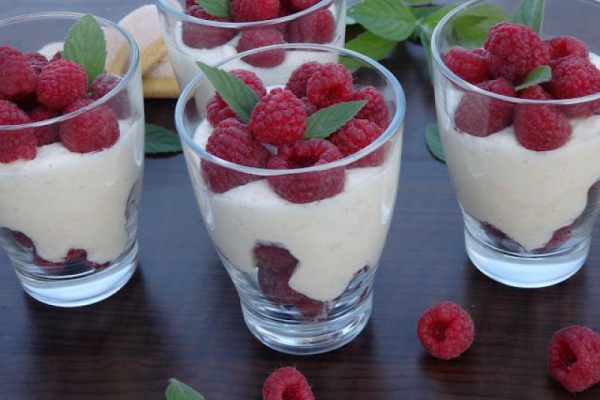 Deser jogurtowo-biszkoptowy z malinami