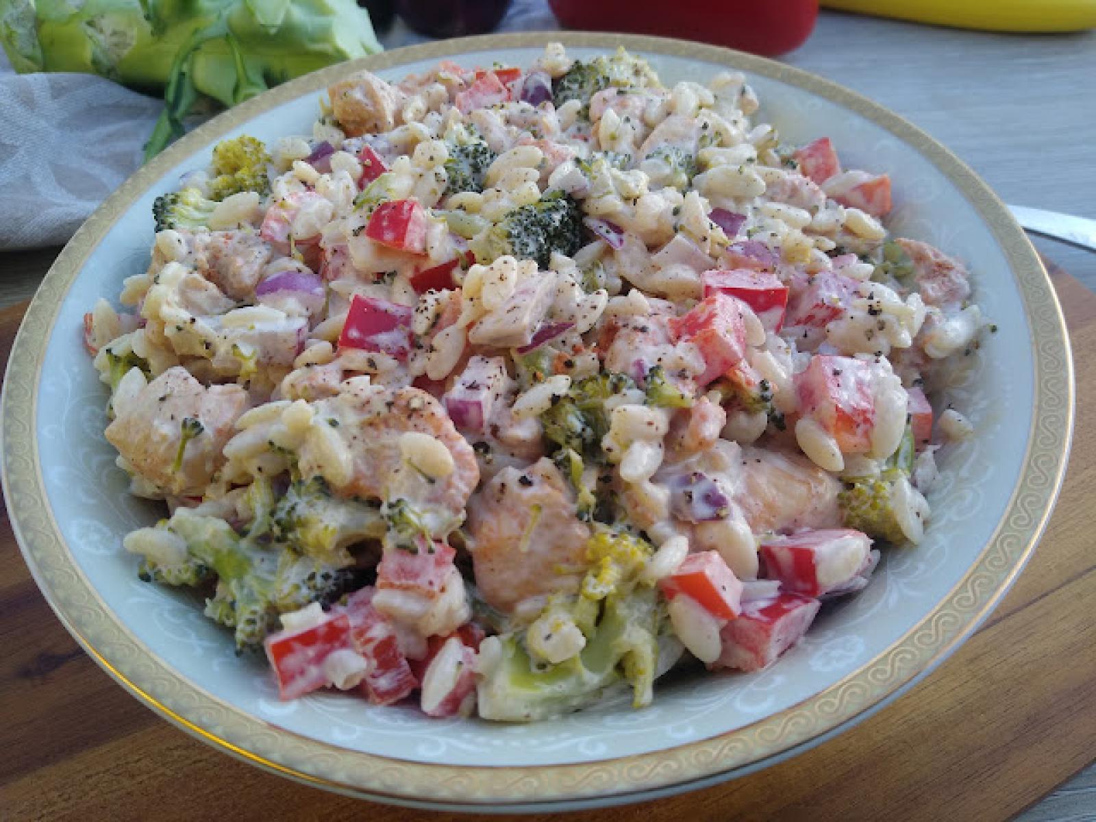 Sałatka z kurczakiem, brokułem i makaronem w kształcie ryżu