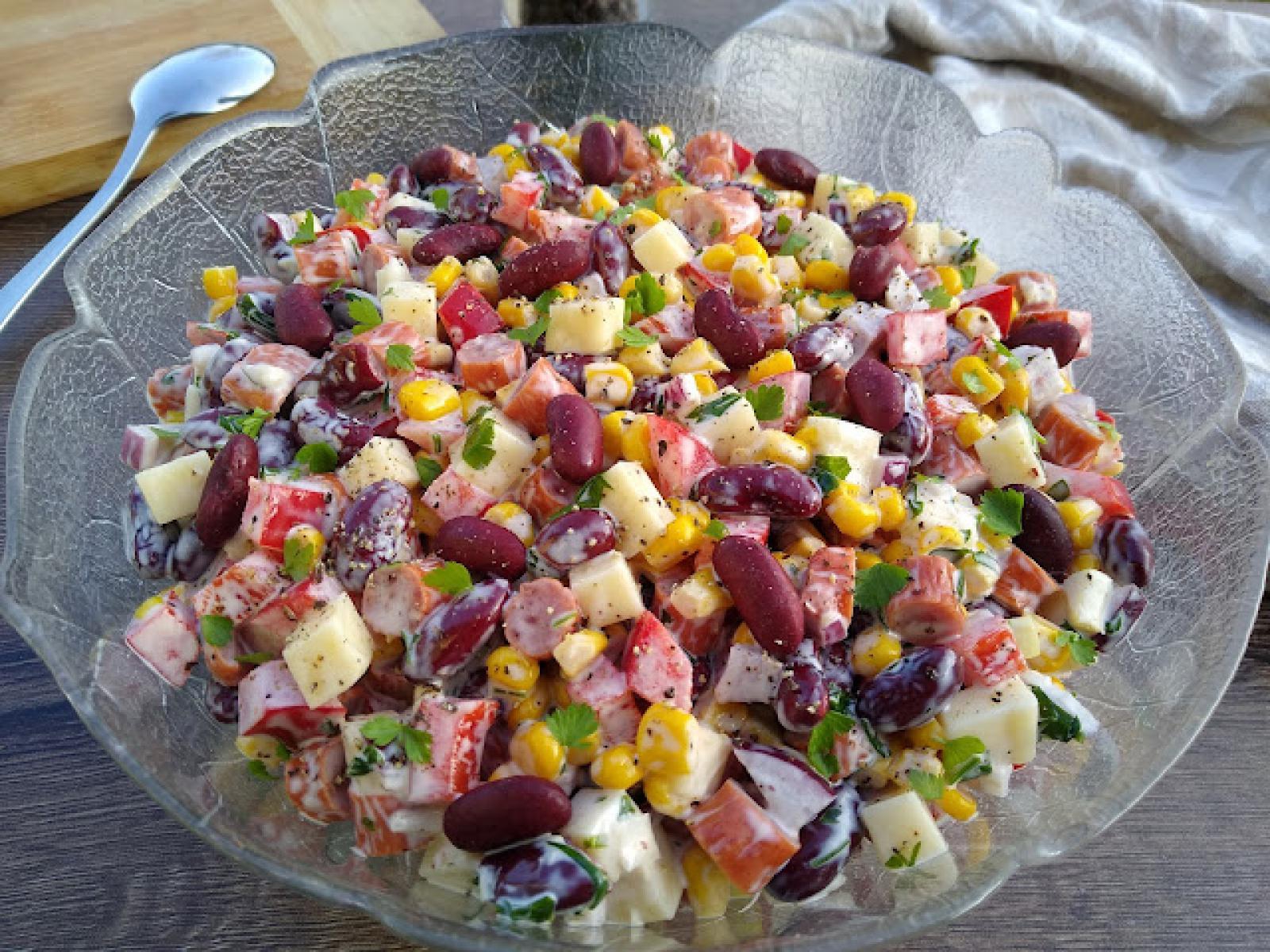 Sałatka z kabanosami