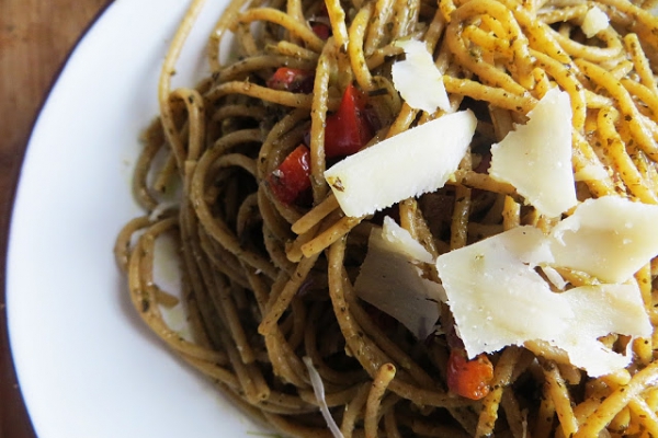 Spaghetti pełnoziarniste z pesto bazyliowym.