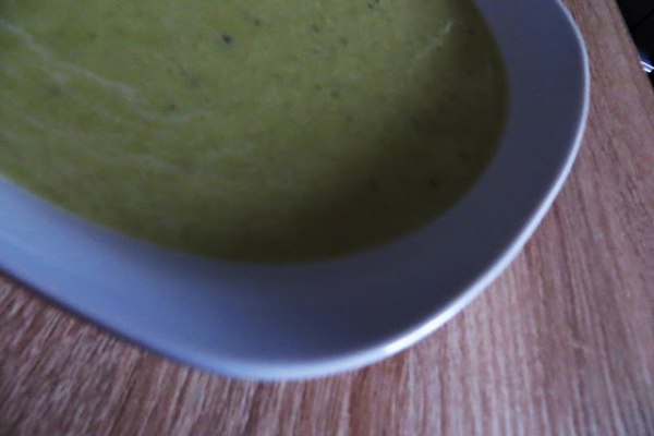 Mocno kremowa zupa z zielonego groszku i pora.