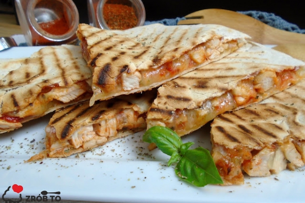 GRILLOWANA TORTILLA Z KURCZAKIEM I SEREM