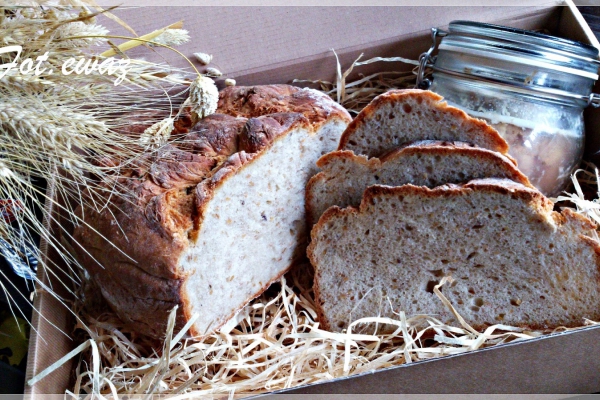 Chleb pszenno - żytni ze złotym lnem i kardamonem