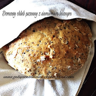 Domowy chleb pszenny z garnka z siemieniem lnianym