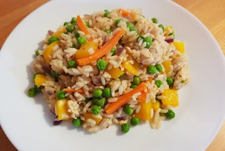 szybki, tani obiad - smażony ryż jajkiem z kurczakiem i warzywami