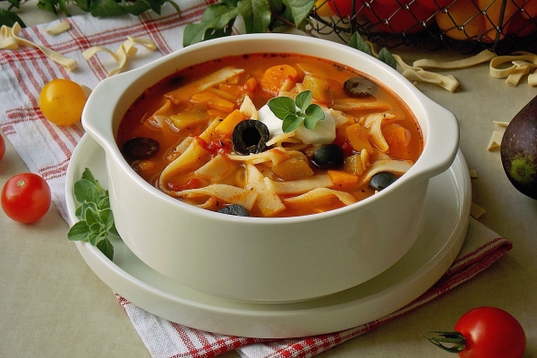 Pomidorowa zupa z bakłażanem, oliwkami i makaronem