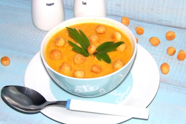Zupa krem z marchewki z parmezanem i groszkiem ptysiowym.