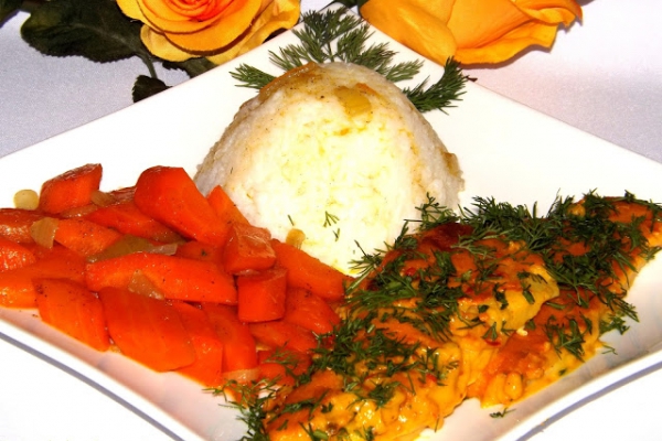 Sola w sosie curry z ryżem jaśminowym i karmelizowanymi marchewkami .