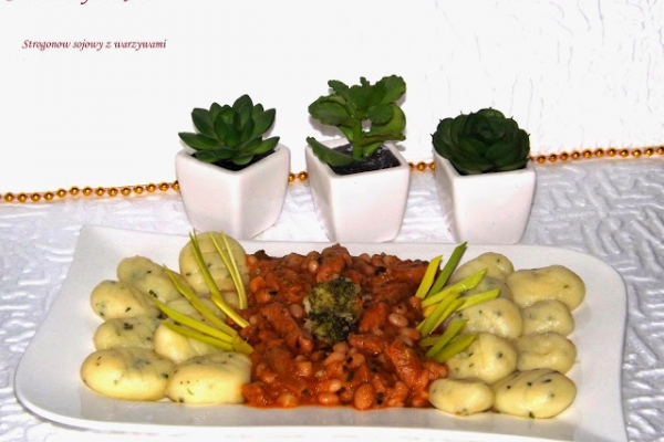 Strogonow sojowy z warzywami i kluseczkami