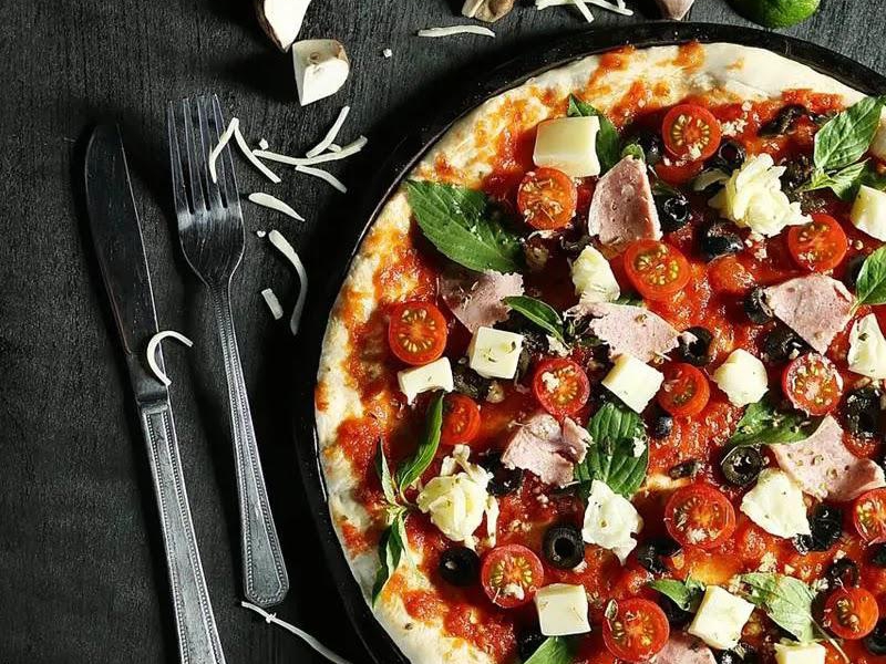 Jak powstaje idealne ciasto do pizzy? Od sekretów pizzerii po domowe eksperymenty
