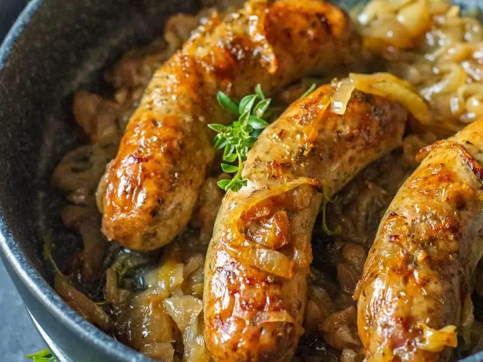 Biała kiełbasa w piwie z piekarnika – przepis na Wielkanoc