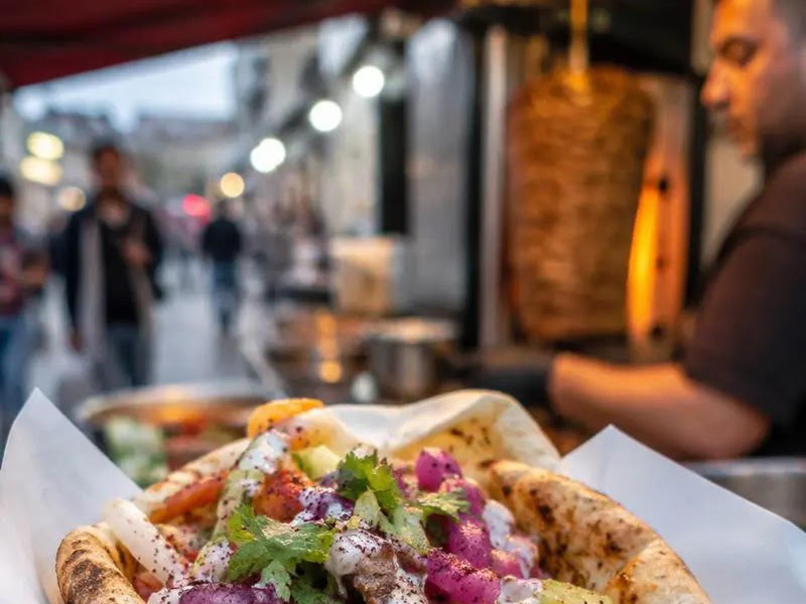 Uliczne jedzenie – co to jest street food i gdzie smakuje najlepiej?
