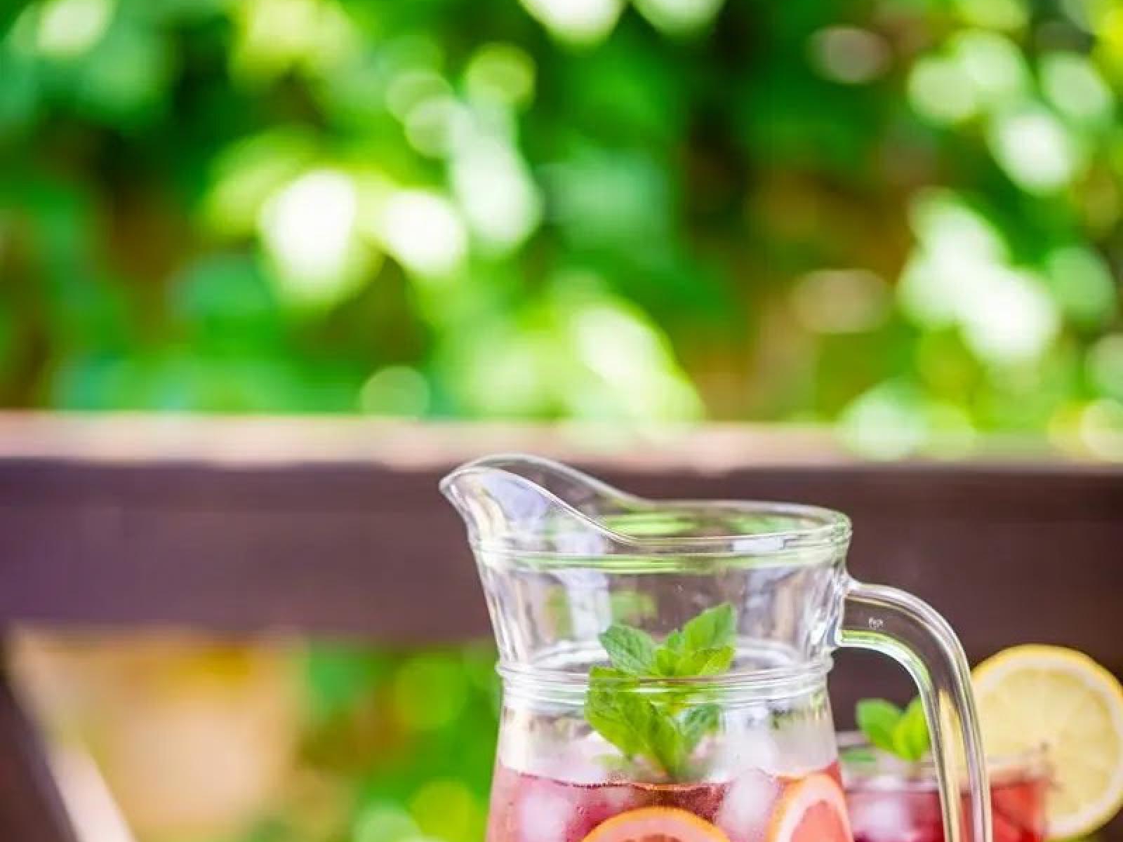 Lemoniada z hibiskusa – przepis na lato