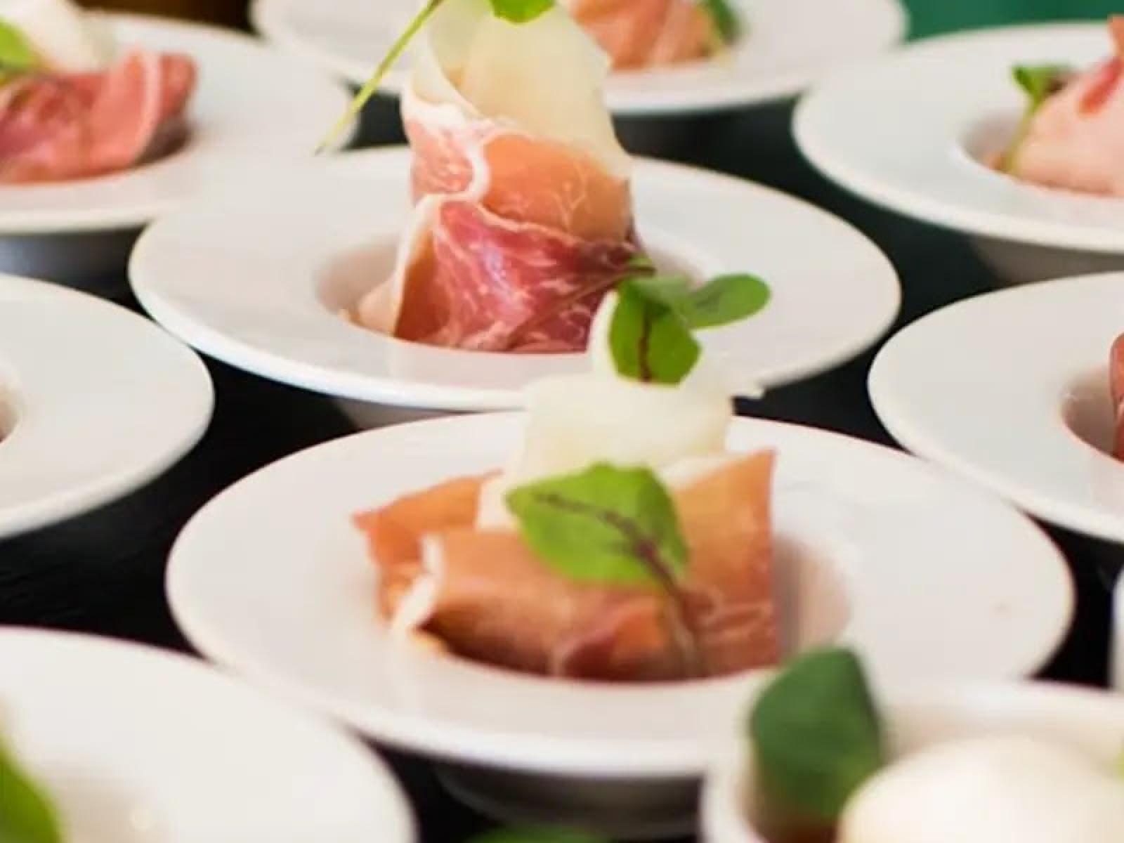 Organizujesz przyjęcie firmowe? Zobacz, jakie finger food warto wybrać