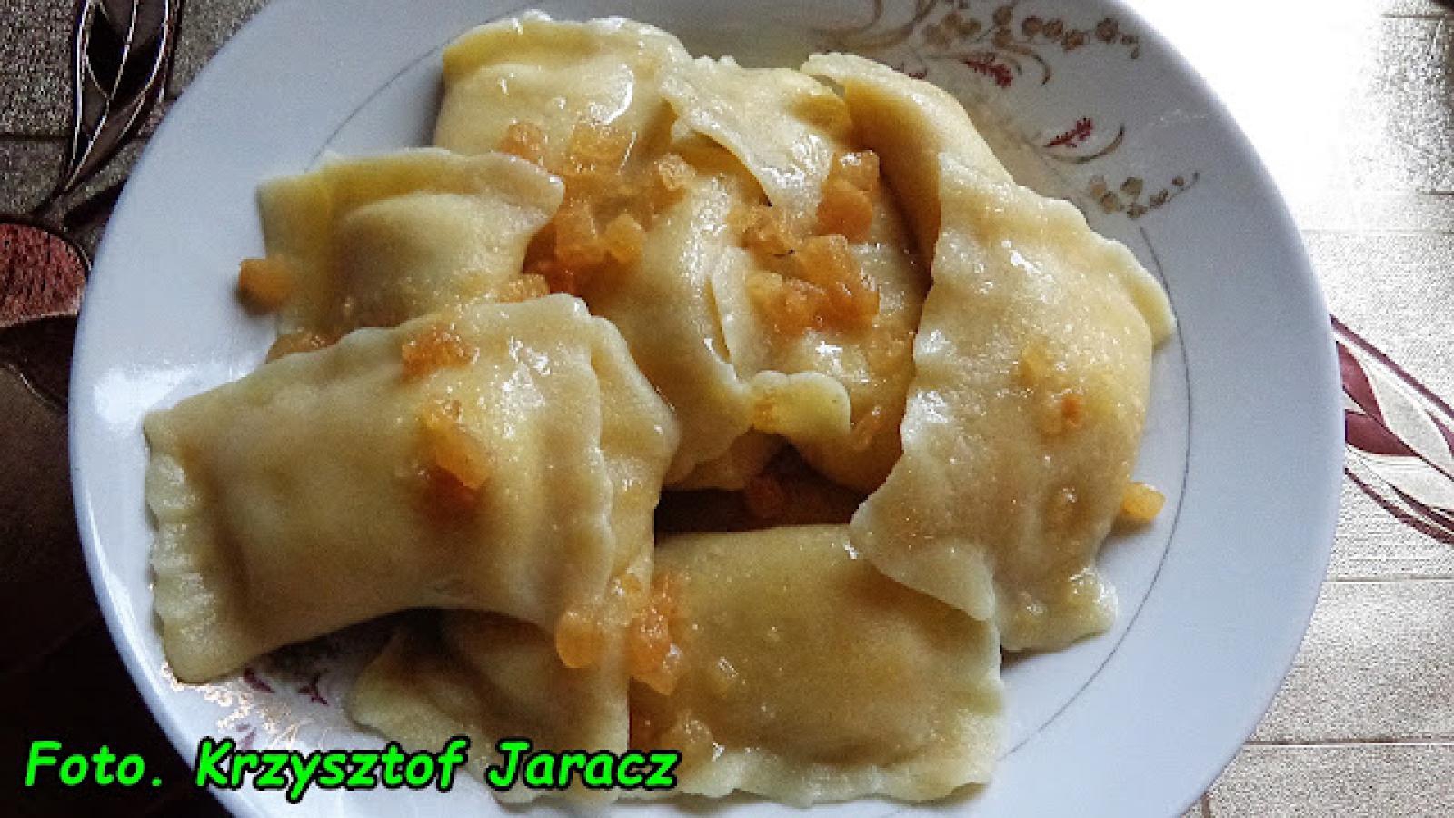 Pierogi polskie (ruskie) krok po kroku – tradycyjne ciasto, klasyczny farsz i sekrety idealnego lepienia.